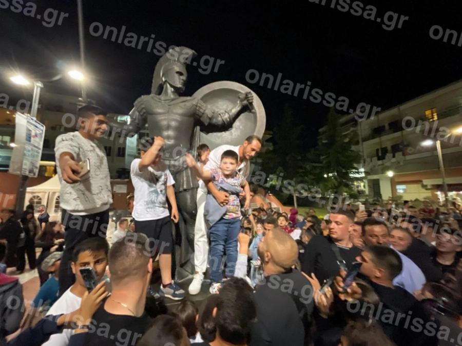 «Ξεφτίλισαν» την πόλη των Μυρμιδόνων για να υποδεχτούν τον Κατσαούνη του Survivor που πόζαρε σαν ημίθεος πάνω στο άγαλμα του Αχιλλέα