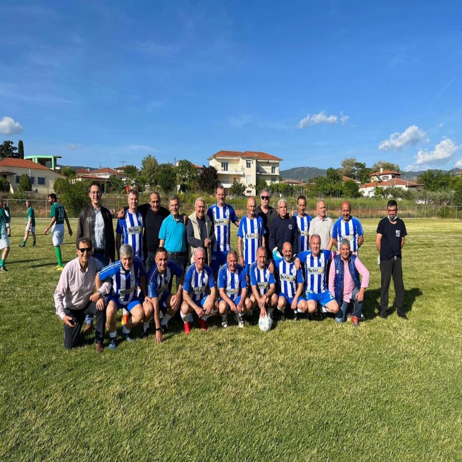 Σπάνια δημόσια εμφάνιση του Πασχάλη Τερζή στην Χαλκιδική – Με μπαστούνι σε ποδοσφαιρικό αγώνα