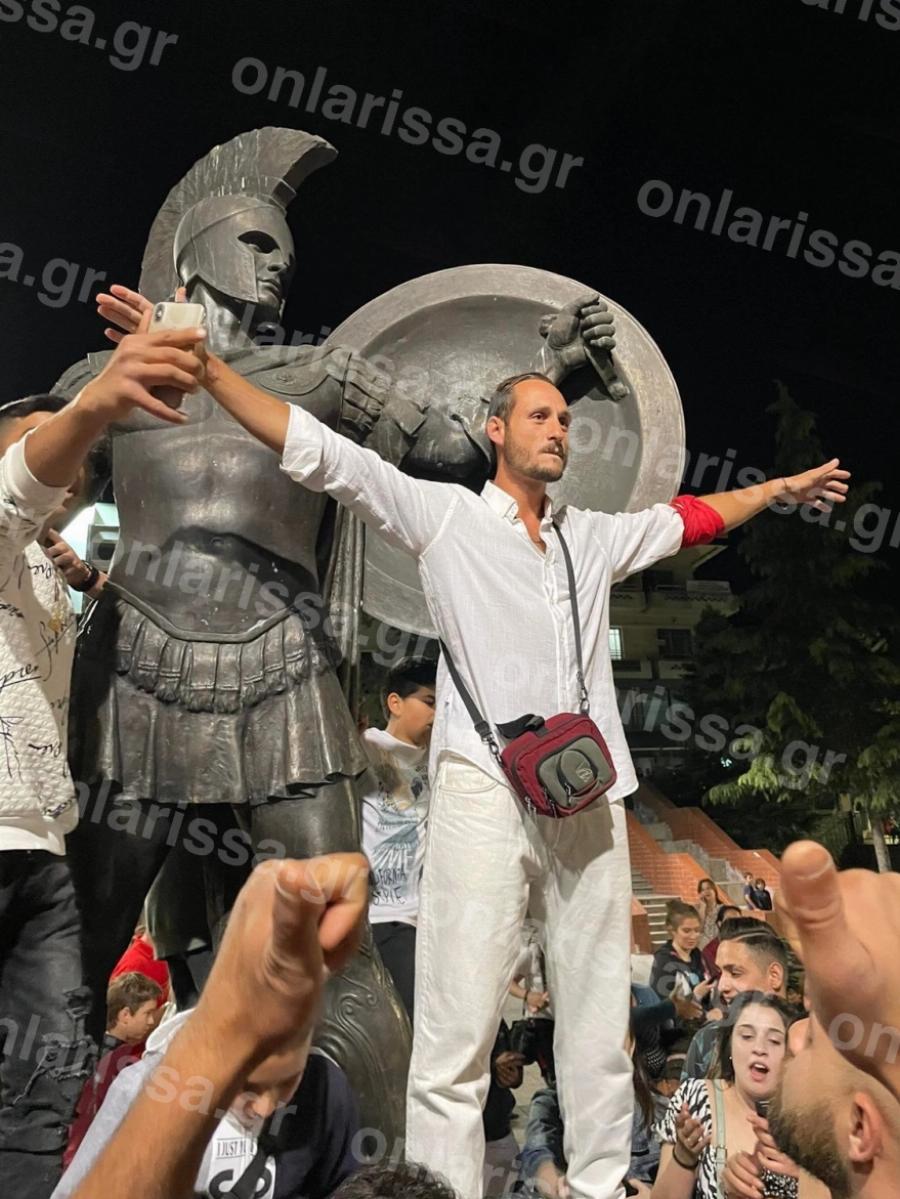 «Ξεφτίλισαν» την πόλη των Μυρμιδόνων για να υποδεχτούν τον Κατσαούνη του Survivor που πόζαρε σαν ημίθεος πάνω στο άγαλμα του Αχιλλέα