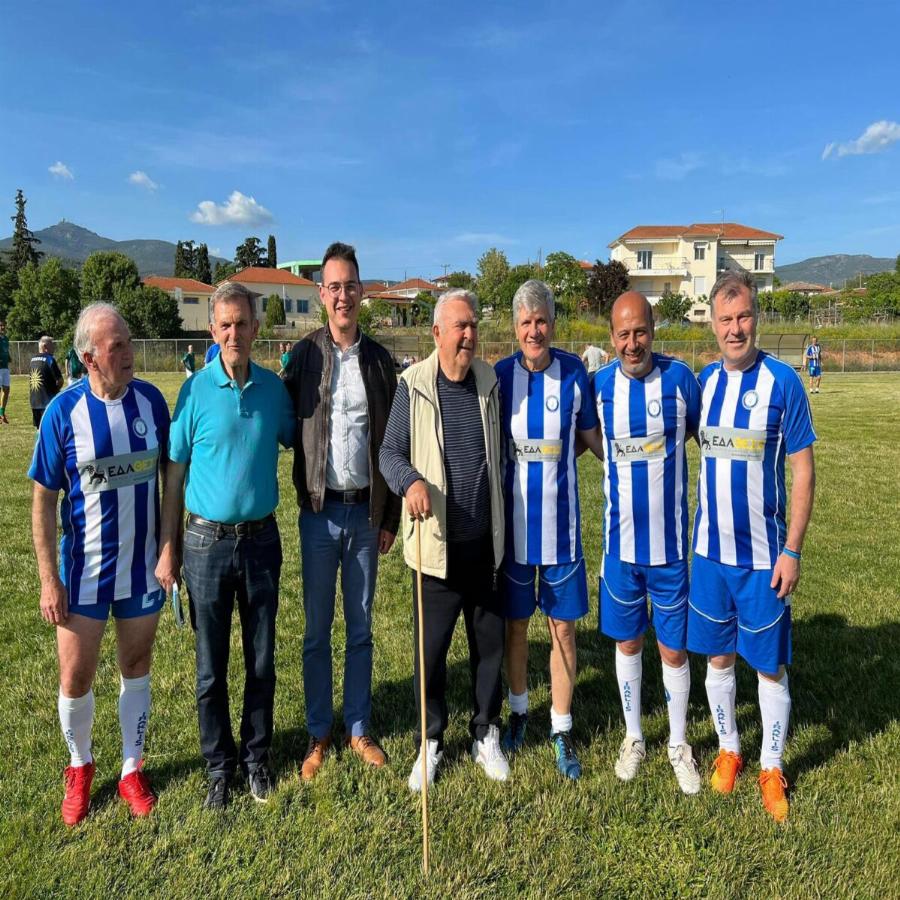 Σπάνια δημόσια εμφάνιση του Πασχάλη Τερζή στην Χαλκιδική – Με μπαστούνι σε ποδοσφαιρικό αγώνα