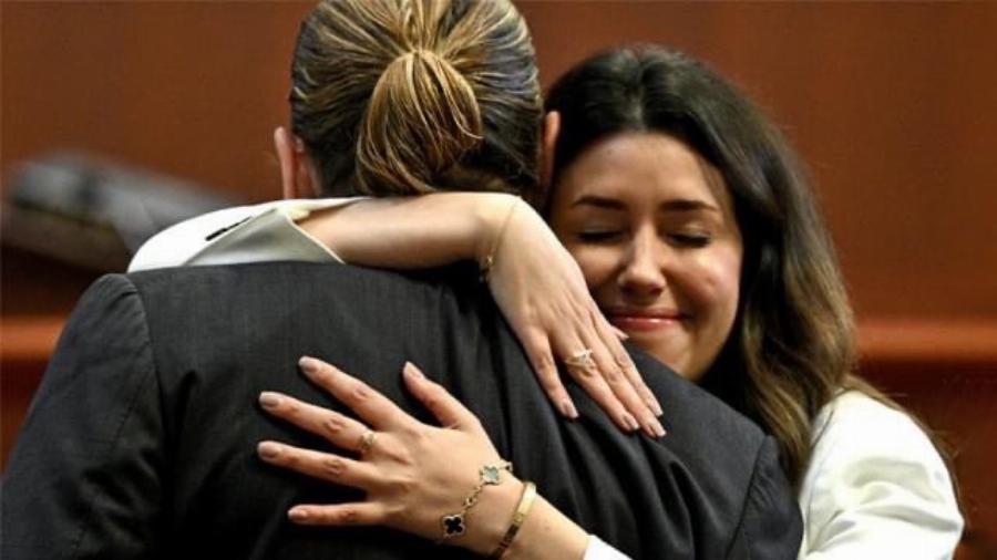 Η θερμή αγκαλιά του Τζόνι Ντέπ με τη δικηγόρο του μετά το «σφυροκόπημα» της Άμπερ Χερντ στο δικαστήριο