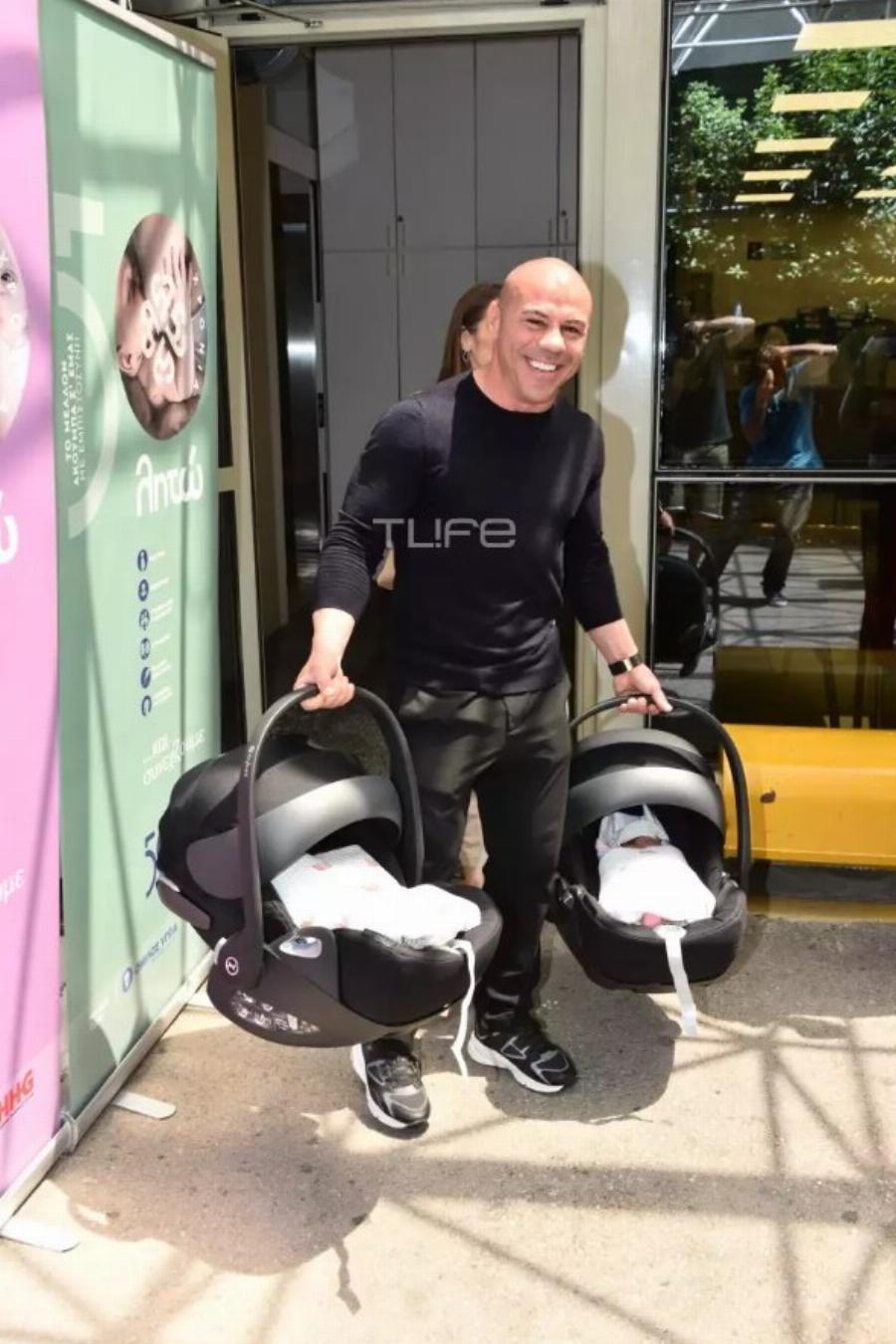 Μιχάλης Ζαμπίδης: «Μπήκαμε δύο και βγήκαμε τέσσερις» – Τρισευτυχισμένος αποχώρησε από το μαιευτήριο με τις γυναίκες της ζωής του