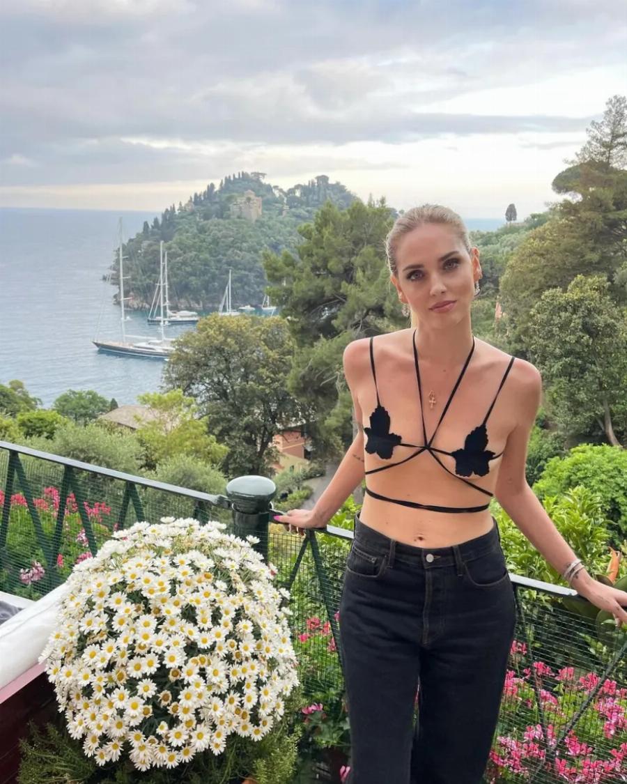 Το ιδιαίτερο μπικίνι που φόρεσε η Κιάρα Φεράνι για να πάει για δείπνο με τον σύζυγό της