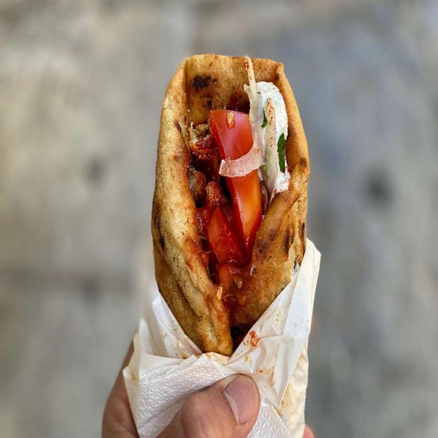 Αύξηση τιμών: Οι Έλληνες «κόβουν» το σουβλάκι – Πήγε 3,50 ευρώ, πτώση 30% στο delivery