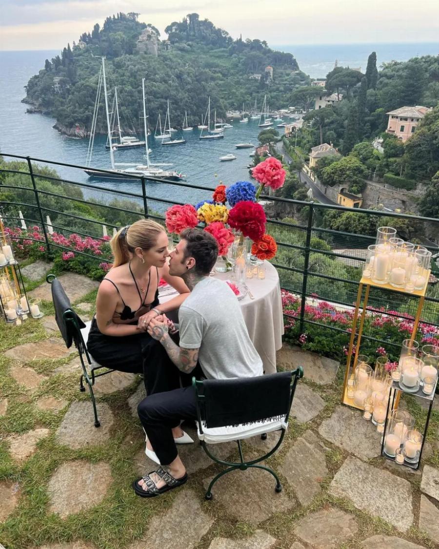 Το ιδιαίτερο μπικίνι που φόρεσε η Κιάρα Φεράνι για να πάει για δείπνο με τον σύζυγό της