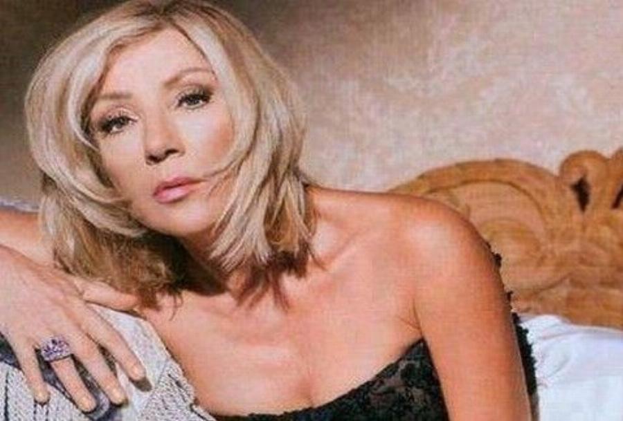 Βίκυ Μιχαλονάκου: «Ο Αλέν Ντελόν μου είχε στείλει αίτημα φιλίας και τον διέγραψα. H Ελίζαμπεθ Τέιλορ με απογοήτευσε»