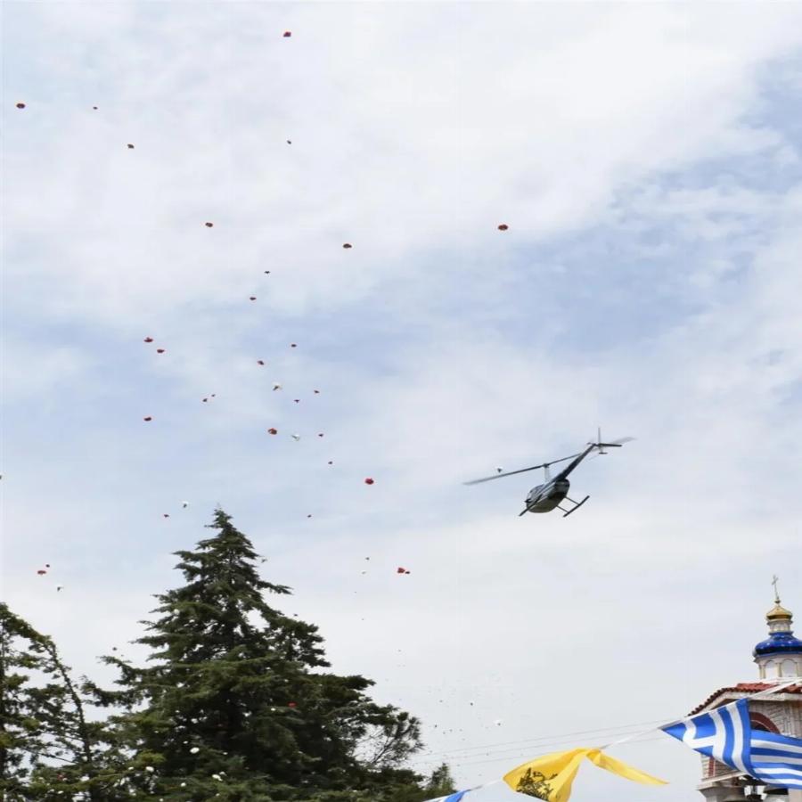 Αληθινή ιστορία: Γλίτωσε από τους Ταλιμπάν και έριξε ροδοπέταλα στην εικόνα της Παναγίας από το ελικόπτερο του