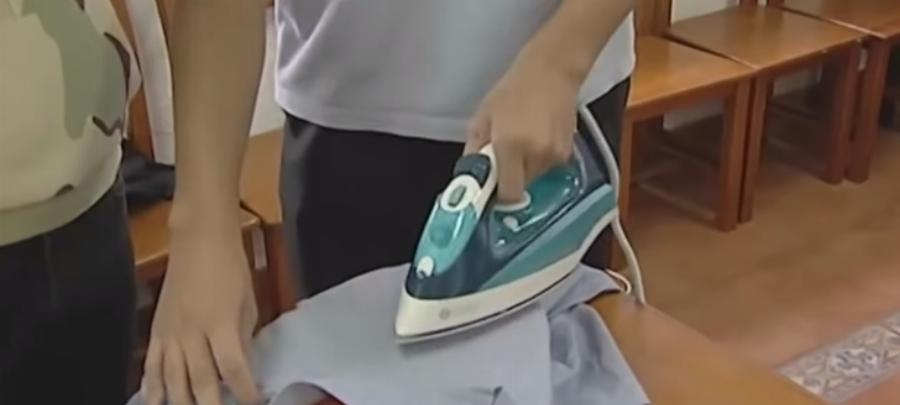 Σχολείο διδάσκει στα αγόρια πως να σιδερώνουν, να πλένουν και να κάνουν τις δουλειές του σπιτιού