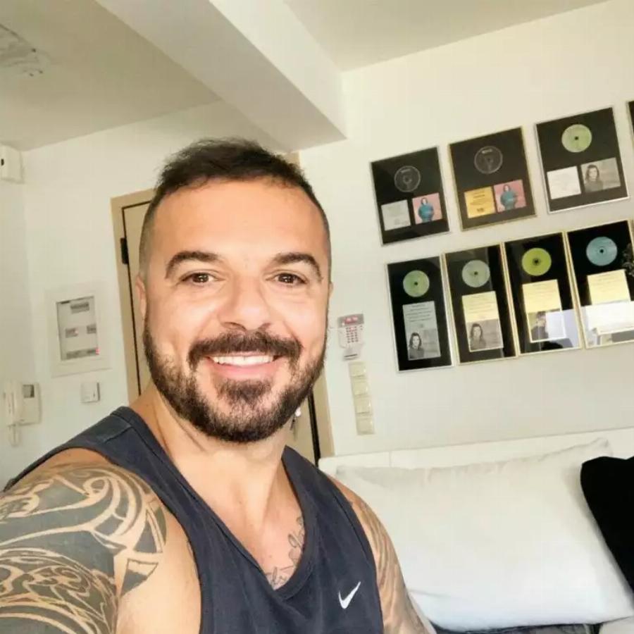 Τριαντάφυλλος: Το τεράστιο σπίτι του τραγουδιστή στο Πόρτο Ράφτη, η πισίνα και ο παραμυθένιος κήπος