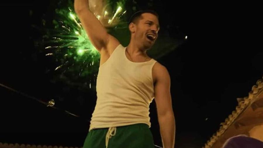 Ανάρπαστη η νέα επιτυχία του Κωνσταντίνου Αργυρού: Τραγουδά το “Ελεύθερος” και αποθεώνεται με λουλούδια