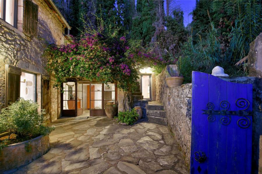 Νίκος Καζαντζάκης: Το σπίτι του θρυλικού ποιητή, η πρόσφατη εντυπωσιακή ανακαίνιση, το εσωτερικό και η τιμή πώλησης του