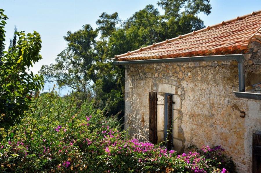 Νίκος Καζαντζάκης: Το σπίτι του θρυλικού ποιητή, η πρόσφατη εντυπωσιακή ανακαίνιση, το εσωτερικό και η τιμή πώλησης του