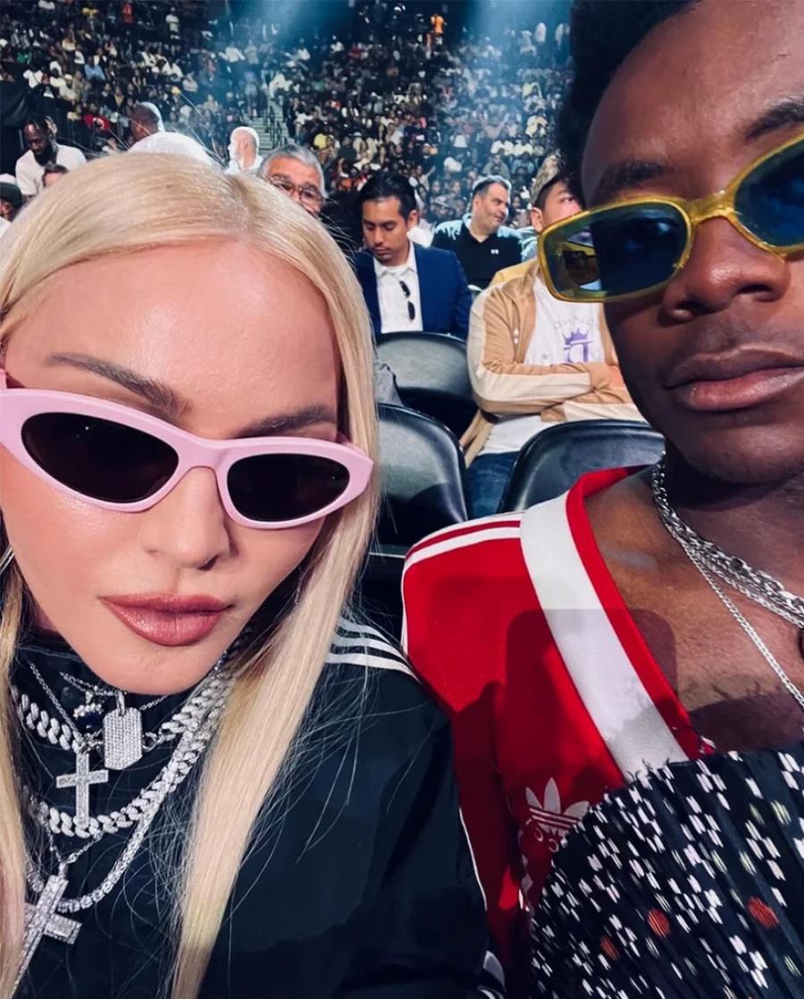 Ο 16χρονος γιος της Madona εμφανίστηκε με κόκκινο μάξι φόρεμα σε βόλτα με τη μητέρα του και έκλεψε τις εντυπώσεις