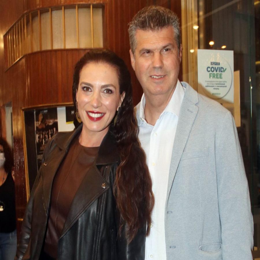 Νίκος Μάνεσης: Η κούκλα τραγουδίστρια που ήταν η πρώτη σύζυγος του δημοσιογράφου και ο γάμος εξπρές των 10 ημερών