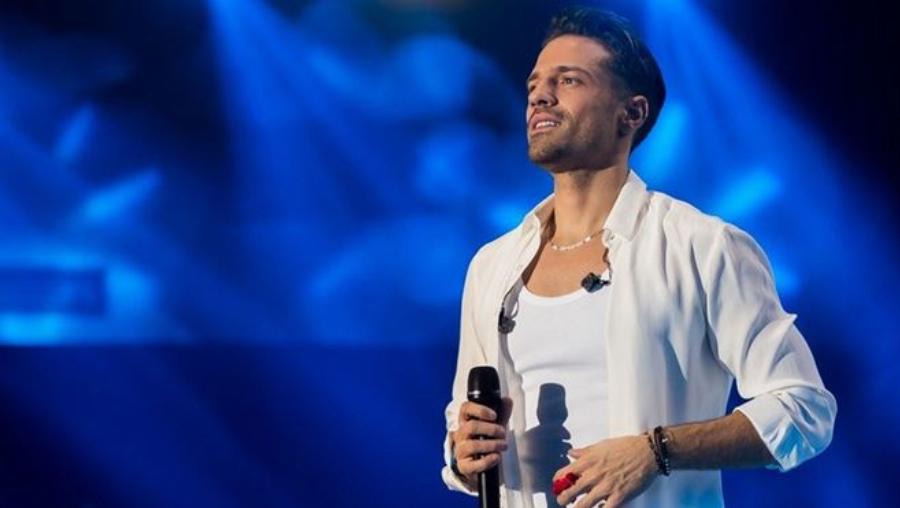 Ανάρπαστη η νέα επιτυχία του Κωνσταντίνου Αργυρού: Τραγουδά το “Ελεύθερος” και αποθεώνεται με λουλούδια