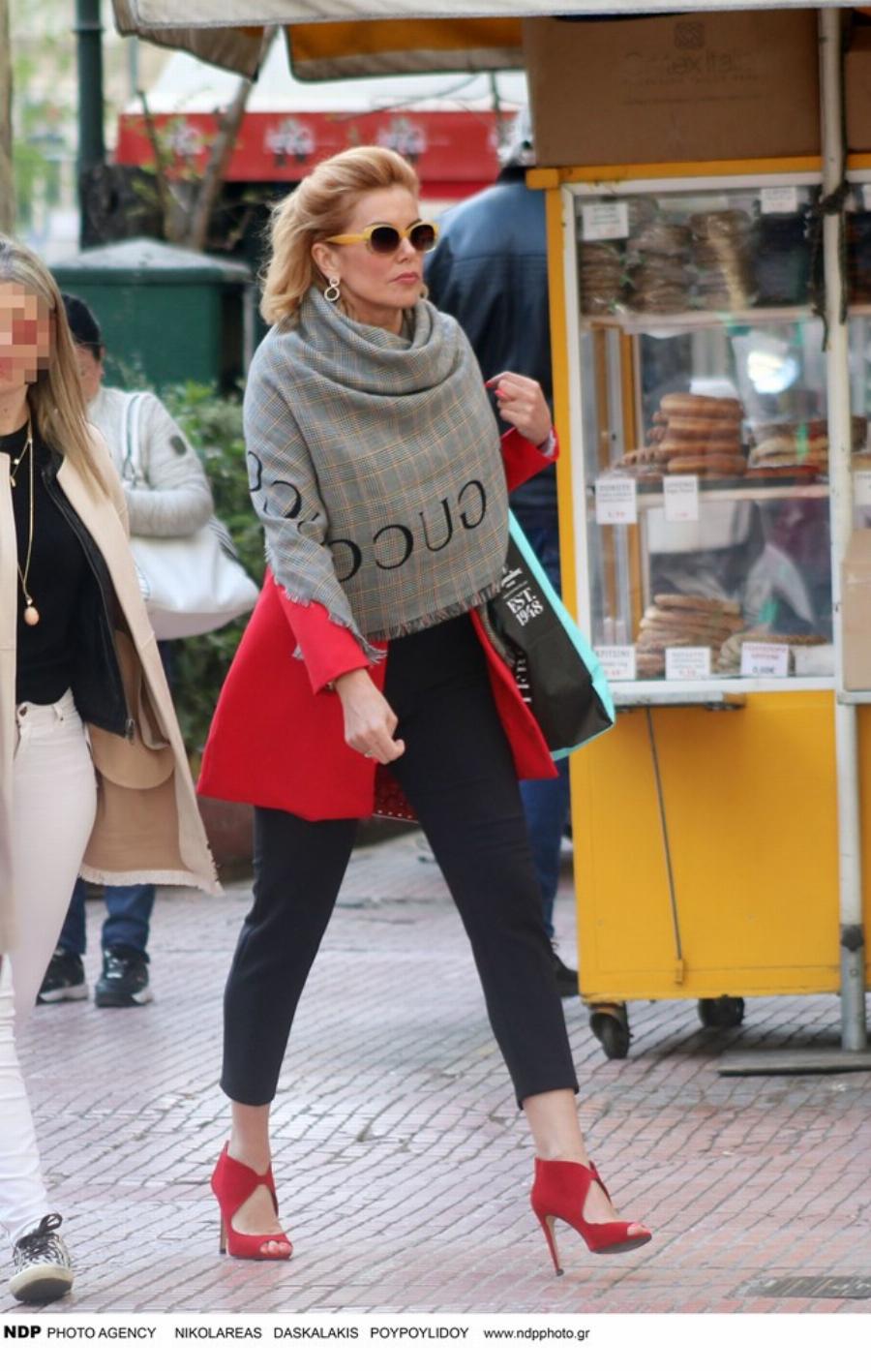 Βόλτα στην Αθήνα για την Ευγενία Μανωλίδου με κόκκινα 12ποντα και Gucci