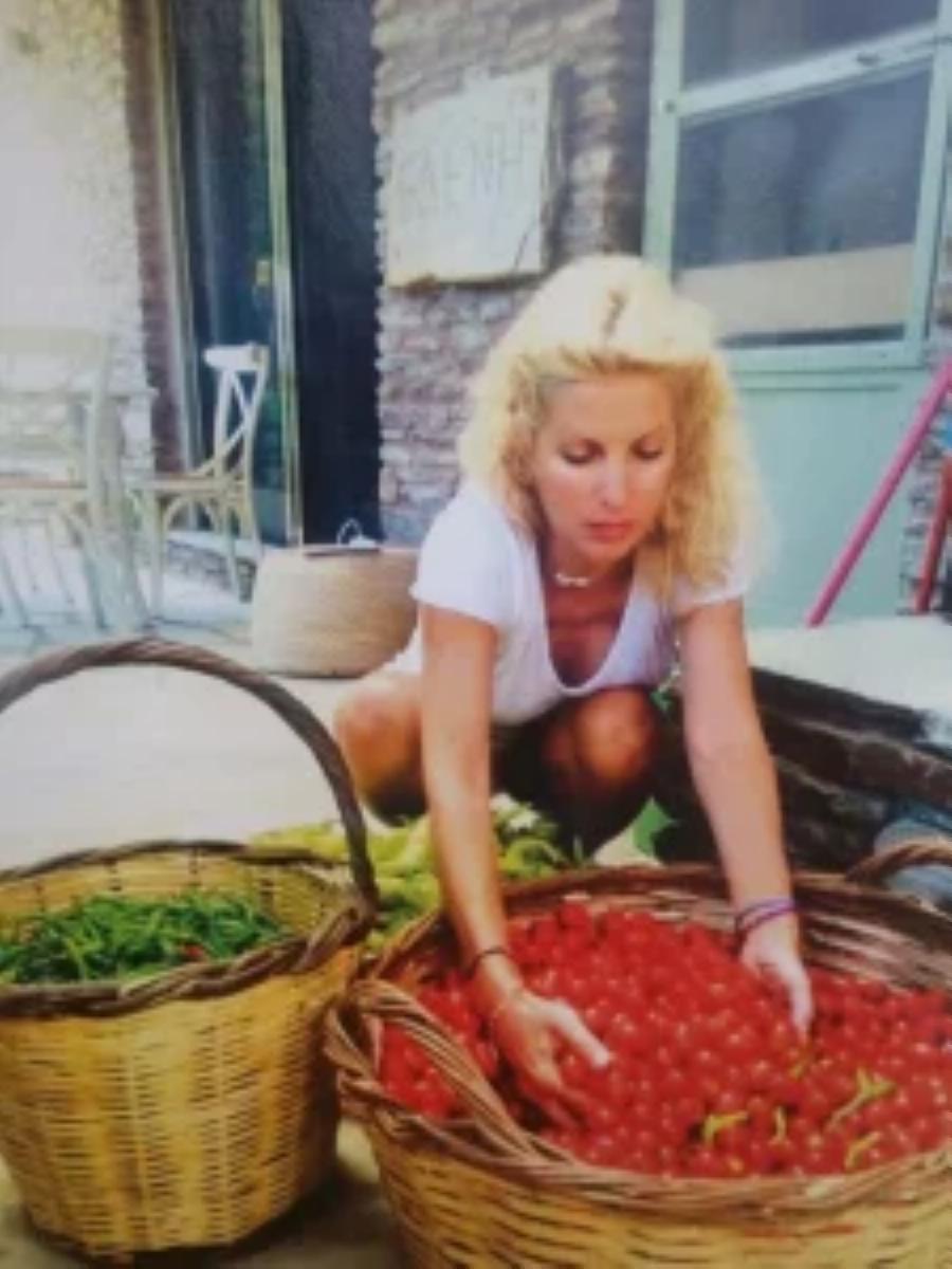 Το πέτρινο κάστρο της Ελένης και του Ματέο στην Άνδρο: Τζάκι στην κρεβατοκάμαρα, vintage κουζίνα, μποστάνι