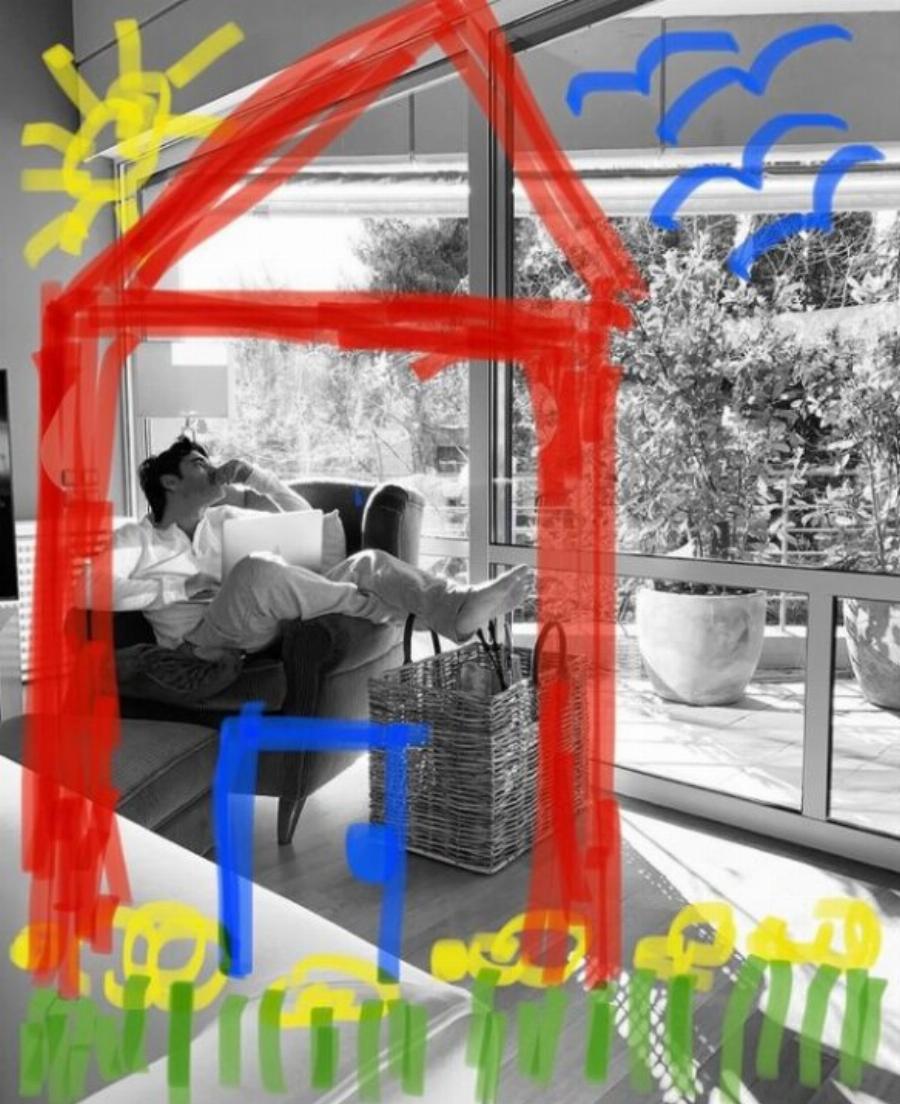 Χριστόφορος Παπακαλιάτης: Το γουστόζικο σπίτι, η απίθανη διακόσμηση, η εντυπωσιακή βιβλιοθήκη και η αγαπημένη γωνιά στο σαλόνι