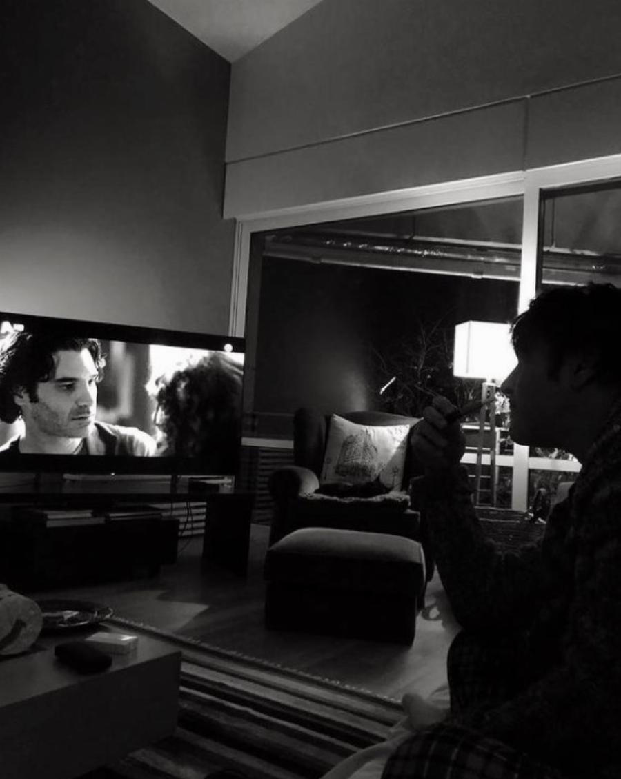 Χριστόφορος Παπακαλιάτης: Το γουστόζικο σπίτι, η απίθανη διακόσμηση, η εντυπωσιακή βιβλιοθήκη και η αγαπημένη γωνιά στο σαλόνι