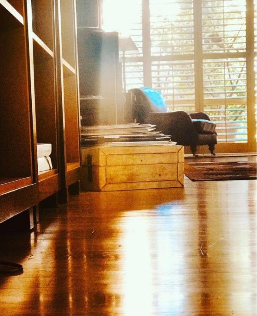 Χριστόφορος Παπακαλιάτης: Το γουστόζικο σπίτι, η απίθανη διακόσμηση, η εντυπωσιακή βιβλιοθήκη και η αγαπημένη γωνιά στο σαλόνι