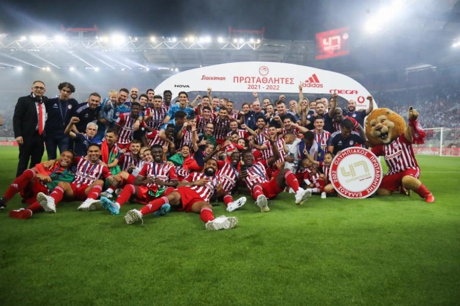 Ολυμπιακός: Η μεγάλη γιορτή για το 47ο πρωτάθλημα με Κώστα Μανωλά και Μπάμπη Στόκα να τραγουδούν μαζί