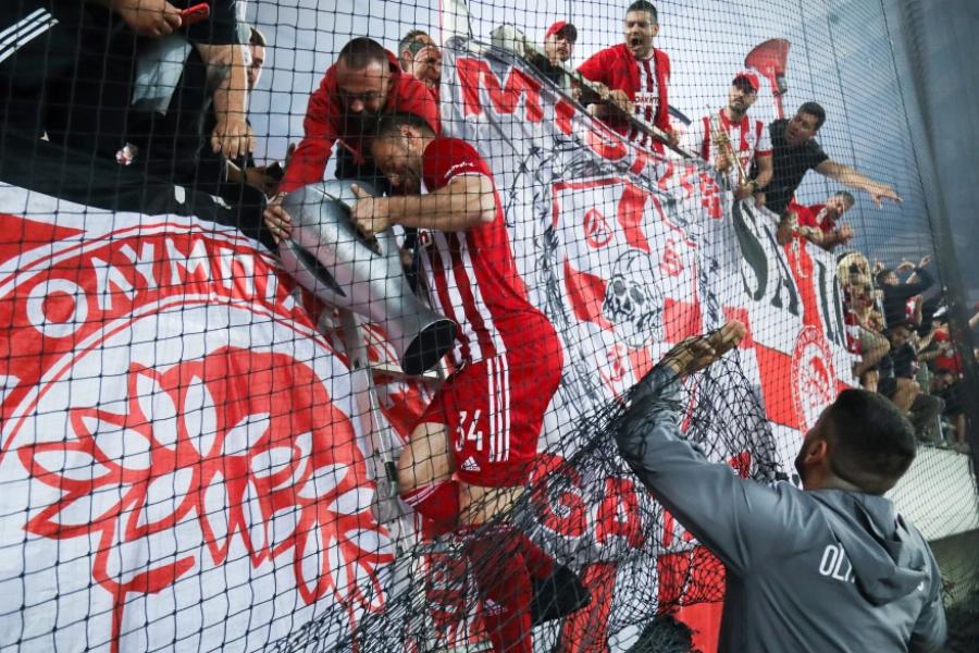 Ολυμπιακός: Η μεγάλη γιορτή για το 47ο πρωτάθλημα με Κώστα Μανωλά και Μπάμπη Στόκα να τραγουδούν μαζί