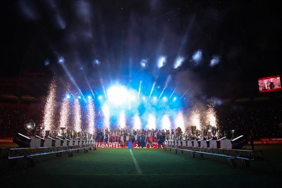 Ολυμπιακός: Η μεγάλη γιορτή για το 47ο πρωτάθλημα με Κώστα Μανωλά και Μπάμπη Στόκα να τραγουδούν μαζί