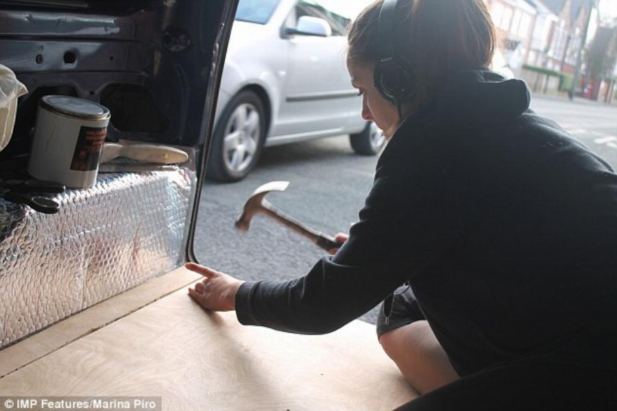 Η ιστορία της Μαρίνας: Τα παράτησε όλα για να ταξιδέψει τον κόσμο με τον σκύλο της