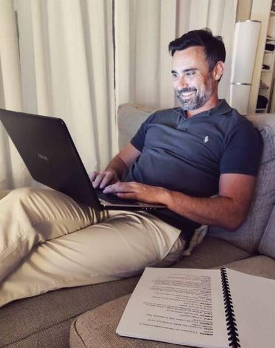 Γιώργος Καπουτζίδης: Η μοντέρνα διακόσμηση του σπιτιού του στην Αγία Παρασκευή και η τεράστια τραπεζαρία