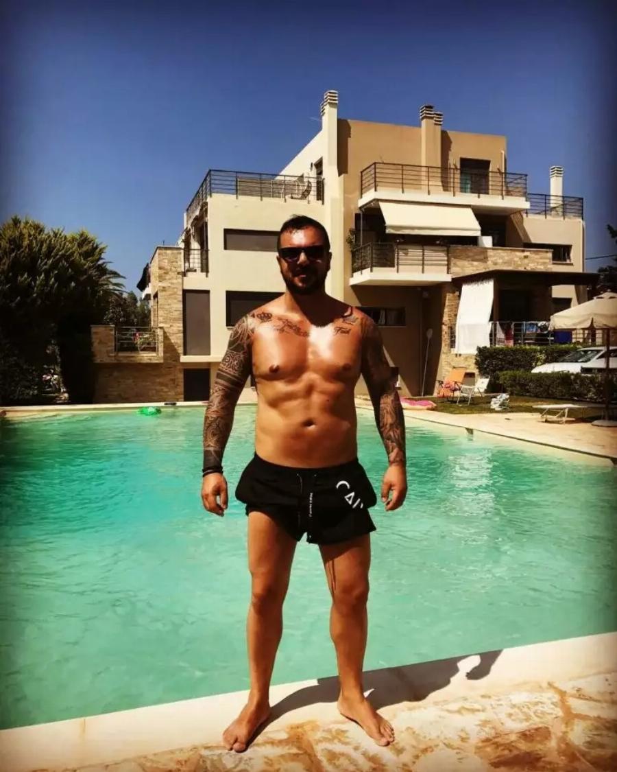 Τριαντάφυλλος: Το τεράστιο σπίτι του τραγουδιστή στο Πόρτο Ράφτη, η πισίνα και ο παραμυθένιος κήπος