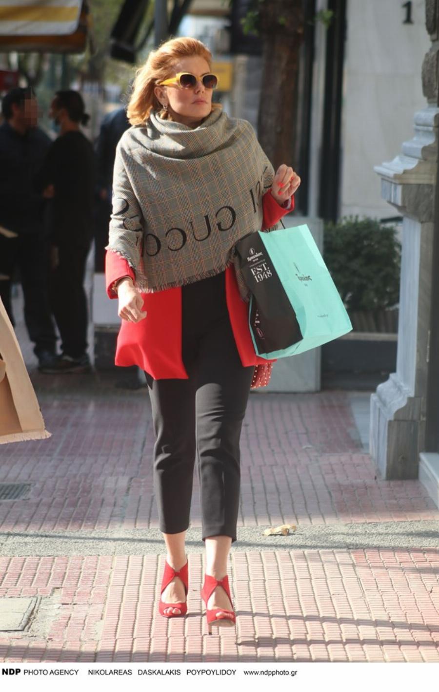 Βόλτα στην Αθήνα για την Ευγενία Μανωλίδου με κόκκινα 12ποντα και Gucci