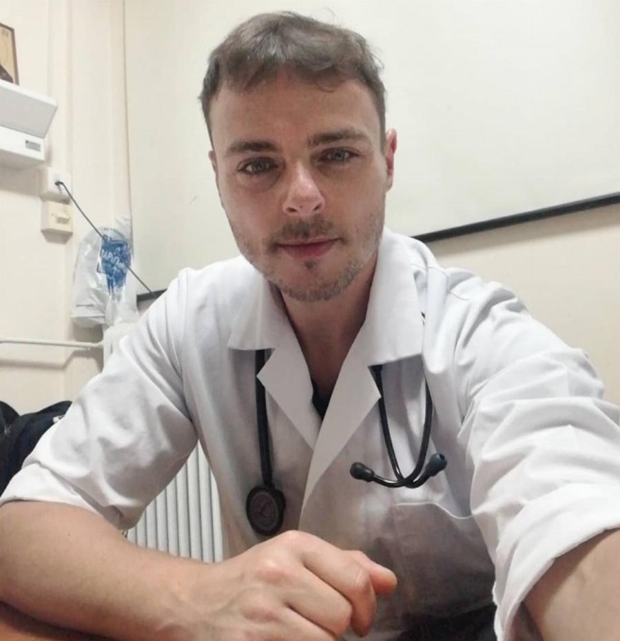 Νίκος Μίχας: 18 χρόνια μετά το Fame Story άλλαξε καριέρα, έγινε γιατρός, παντρεύτηκε και έκανε παιδί