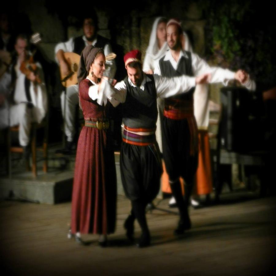 Δόρα Στράτου: Ποια είναι η γυναίκα που προσπάθησε να σώσει τους ελληνικούς παραδοσιακούς χορούς