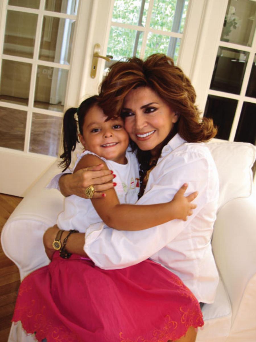 Μιμή Ντενίση: Η εξομολόγηση για τα παιδικά χρόνια, η υιοθεσία και ο θάνατος του συντρόφου της μία εβδομάδα πριν το γάμο