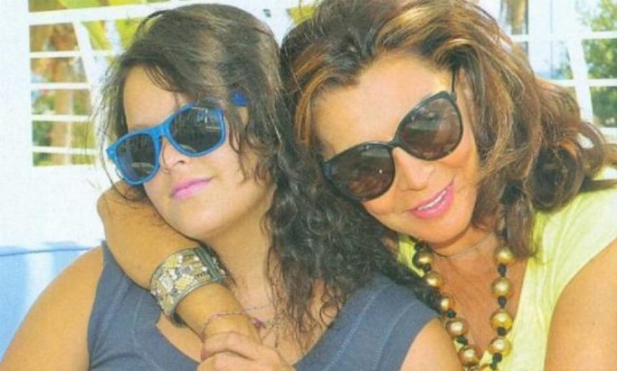 Μιμή Ντενίση: Τα άγνωστα παιδικά χρόνια, η ταραχώδης προσωπική ζωή, ο θάνατος του συντρόφου της 7 μέρες πριν το γάμο και η υιοθεσία