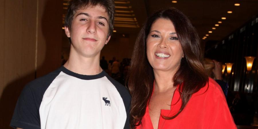 «Θα μου πουν έχεις μπλε μαλλιά άρα είσαι γκέι»: Καταπέλτης ο γιος της Σοφίας Αλιμπέρτη και του Γιάννη Πάριου