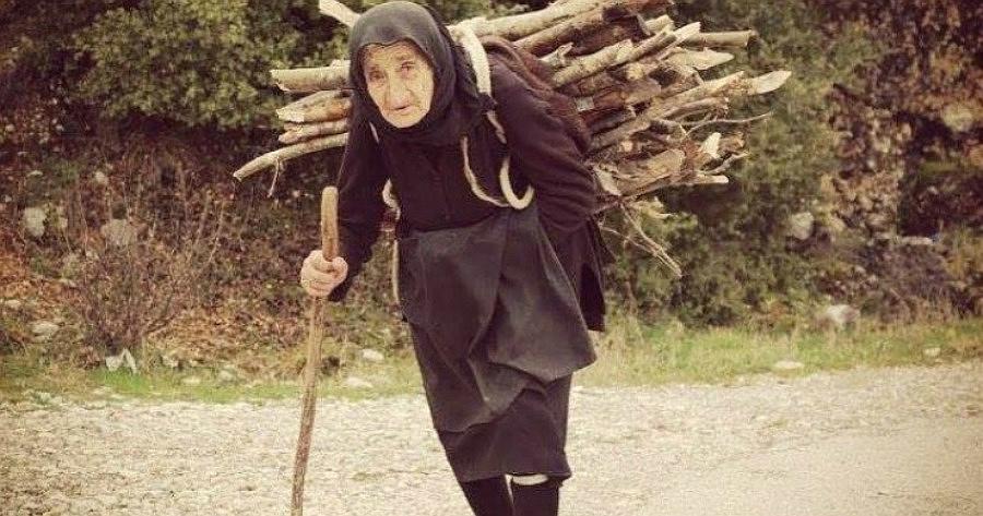 Eφτά ψέματα που μου είπε η πάμφτωχη μάνα μου… και ένα τελευταίο πριν κλείσει τα μάτια της