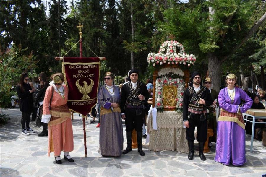 Αληθινή ιστορία: Γλίτωσε από τους Ταλιμπάν και έριξε ροδοπέταλα στην εικόνα της Παναγίας από το ελικόπτερο του