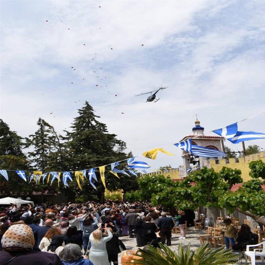 Αληθινή ιστορία: Γλίτωσε από τους Ταλιμπάν και έριξε ροδοπέταλα στην εικόνα της Παναγίας από το ελικόπτερο του