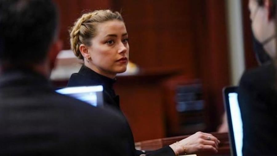 Η θερμή αγκαλιά του Τζόνι Ντέπ με τη δικηγόρο του μετά το «σφυροκόπημα» της Άμπερ Χερντ στο δικαστήριο