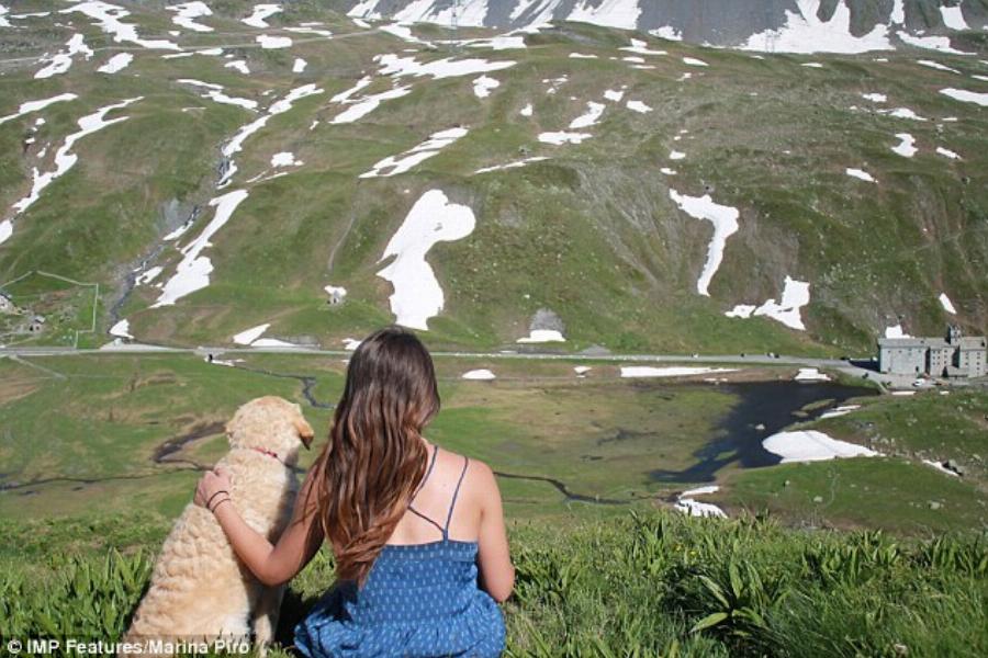 Η ιστορία της Μαρίνας: Τα παράτησε όλα για να ταξιδέψει τον κόσμο με τον σκύλο της