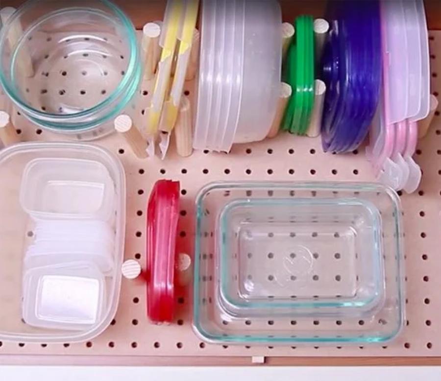 Εννιά έξυπνα κόλπα για να έχετε τα ντουλάπια της κουζίνας πάντα συμμαζεμένα