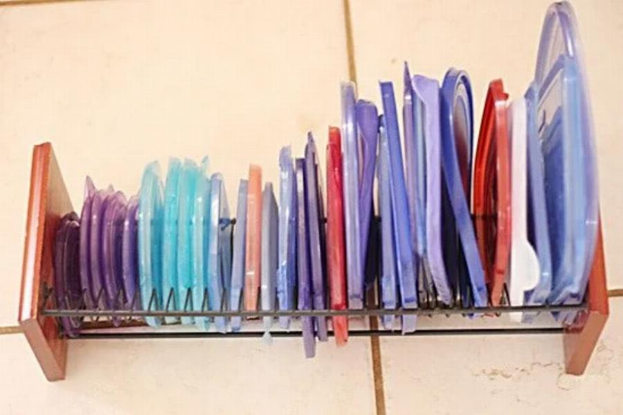 Εννιά έξυπνα κόλπα για να έχετε τα ντουλάπια της κουζίνας πάντα συμμαζεμένα