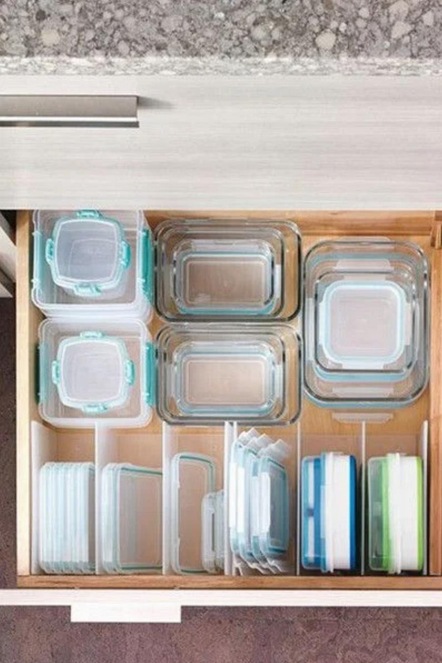 Εννιά έξυπνα κόλπα για να έχετε τα ντουλάπια της κουζίνας πάντα συμμαζεμένα