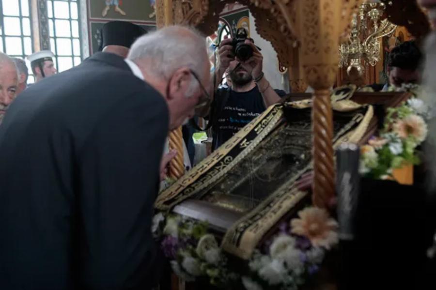 Όταν προσκυνάτε μια εικόνα ενός Αγίου: Αφιερώστε 1 λεπτό και θα σας αλλάξει η ζωή