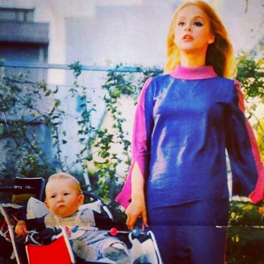 Αλίκη Βουγιουκλάκη: Είκοσι ένα χρόνια μετά τον θάνατο της, έτσι είναι το εξοχικό – παλάτι της στον Θεολόγο