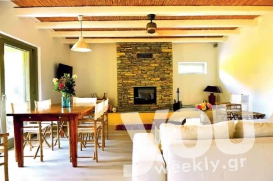 Το πέτρινο κάστρο της Ελένης και του Ματέο στην Άνδρο: Τζάκι στην κρεβατοκάμαρα, vintage κουζίνα, μποστάνι