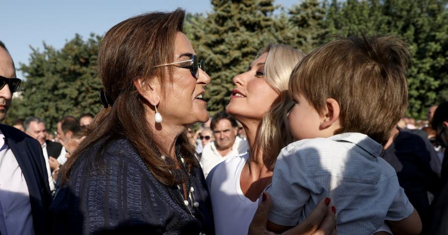 Ντόρα Μπακογιάννη: Ο σύζυγος της που δολοφονήθηκε, ο δεύτερος γάμος, τα 6 εγγόνια της και ο ρόλος της πεθεράς