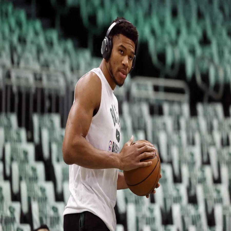 Γιάννης Αντετοκούνμπο: «Θα γύριζα στα Σεπόλια να πουλάω cd για να έχω τον πατέρα μου»