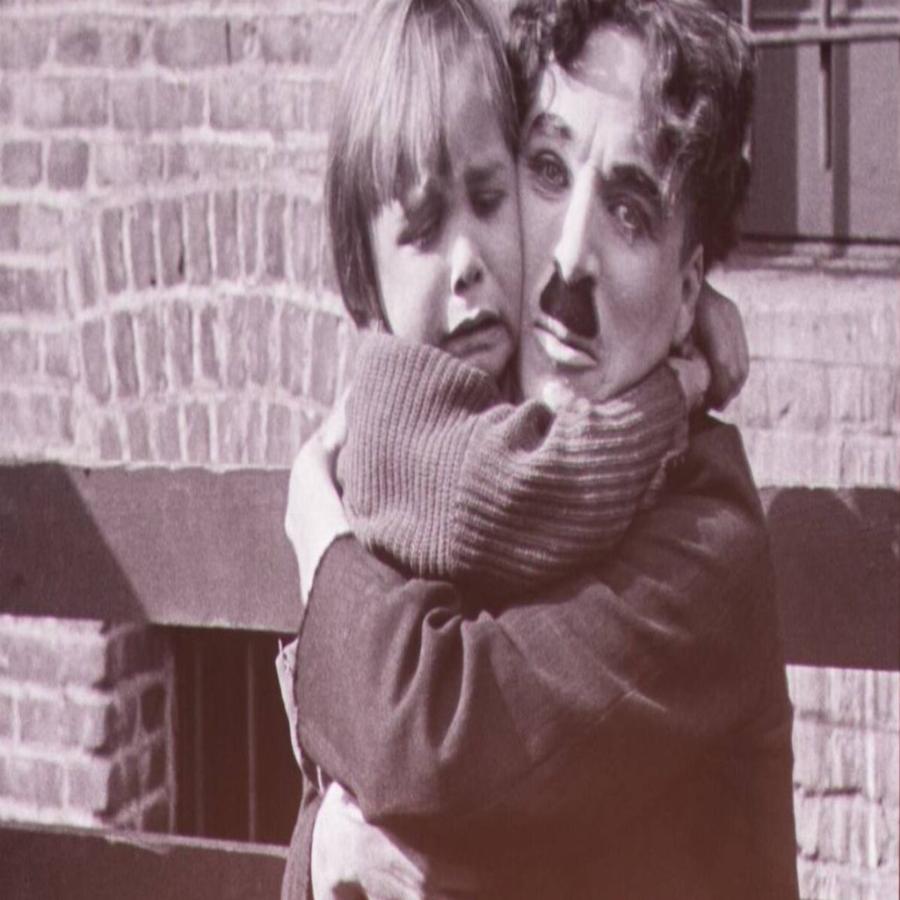 Τσάρλι Τσάπλιν: Η δυσκολία των παιδικών χρόνων, οι 4 γάμοι, η διαφορά ηλικίας με τη σύζυγό του και τα τελευταία Χριστούγεννα πριν φύγει από τη ζωή